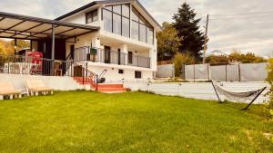 ヴァルナ・シティにあるSea Sky Houseの芝生の家 +10枚の写真