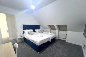 Postel nebo postele na pokoji v ubytování Syster Properties Leicester LE3 Stay with Free Parking Peaceful Area at Sangha walk