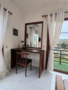 a mirror in a room with a desk and a chair at WC Coffee&ไร่หวานซึ้ง in Mae Hong Son