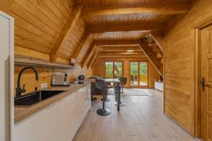 Kuchyň nebo kuchyňský kout v ubytování Nektarija Pool House