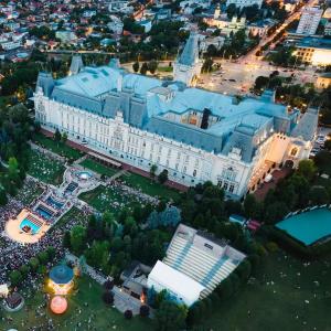 Hồ bơi trong/gần RAINBOW Blue free parking - zona spital recuperare Iași