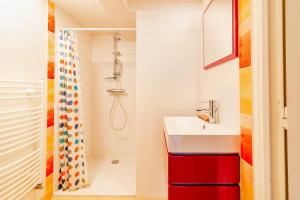 Un baño con lavabo y ducha en Studio Wellness & Détente Cosy, en Maubec 10 fotos más