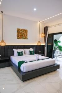 une chambre avec un grand lit dans une pièce dans l'établissement Sampai Villa Jumpa, à Balong