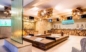 a hotel room with two beds and a bar at Agde MOBIL HOME 3CH-SECTEUR VIP GARDEN VILLAGE CLUB PARC ACQUATIQUE in Le Grau-dʼAgde