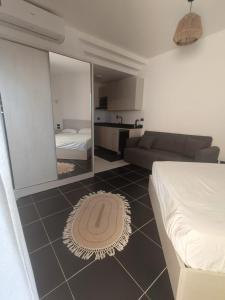 une chambre avec un lit, un canapé et un miroir dans l'établissement Royal Beach Resort, à Hurghada 7 autres photos