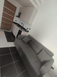 - un salon avec un canapé et un lavabo dans l'établissement Royal Beach Resort, à Hurghada