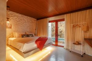 a bedroom with a bed and a large window at Amana Icaraizinho in Amontada