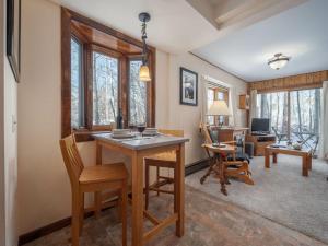 Χώρος καθιστικού στο RMR: Sagebrush 1311 Condo in The AspensWilsonWY