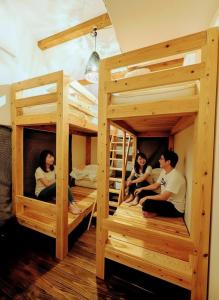 Palanda nebo palandy na pokoji v ubytování Kaido Nomad CoLiving