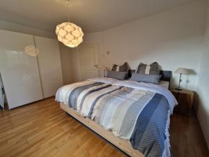 a bedroom with a large bed in a room at FeWo Happy Place in traumhafter Lage See nah in Utting am Ammersee