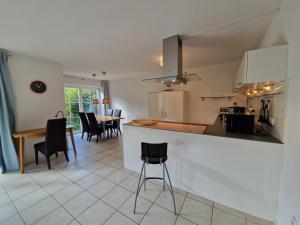 a kitchen and dining room with a table and chairs at FeWo Happy Place in traumhafter Lage See nah in Utting am Ammersee