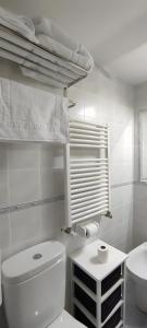 un bagno bianco con un water e un lavandino di Casa De Los Abuelos a Ortigosa del Monte