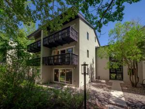 テトン・ビレッジにあるRMR: Four Seasons I 2 Condo in Teton Villageのバルコニー付きの家
