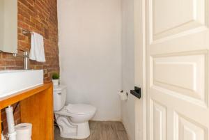 une salle de bain avec des toilettes blanches et un lavabo dans l'établissement SDQ Colonial Zone an great find, à Saint-Domingue