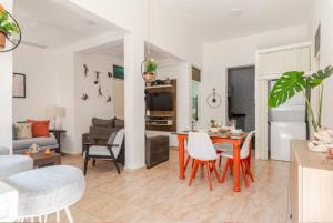 une cuisine et un salon avec une table et des chaises dans l'établissement SDQ Colonial Zone an great find, à Saint-Domingue