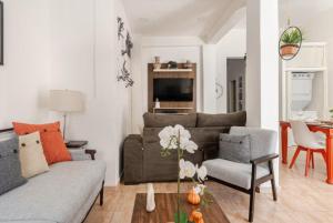 un salon avec un canapé et une table dans l'établissement SDQ Colonial Zone an great find, à Saint-Domingue 10 autres photos