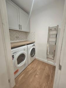 a laundry room with a washing machine in it at Spacious House with Parking and pool table in Kirton