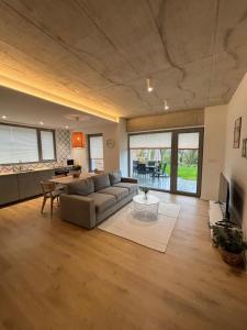 una sala de estar con un sofá y una mesa en Domus Cobile, en Kobylí