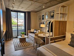 TV a/nebo společenská místnost v ubytování ONE46 on M - Fluent Serviced Apartments