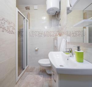 Et badeværelse på Bliss Apartments with free parking