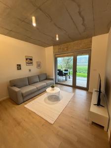 una sala de estar con un sofá y una mesa en Domus Cobile, en Kobylí 45 fotos más