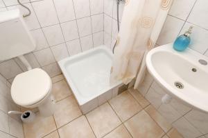 Koupelna v ubytování Apartments Deni