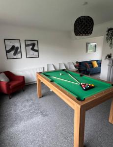a living room with a pool table in a room at Spacious House Parking Pool Table in Balderton