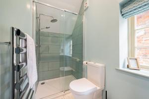 West StrattonにあるNorthbrook Armsのトイレとガラスのシャワー付きのバスルーム +42枚の写真