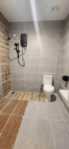 baño con aseo y una cámara en la pared en Juara Mutiara Resort, en Tioman Island