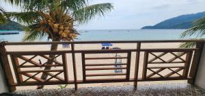 vistas a una playa con palmeras y al océano en Juara Mutiara Resort, en Tioman Island