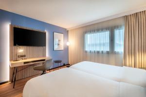 Postel nebo postele na pokoji v ubytování Radisson Hotel Paris Le Bourget + 33 fotografií