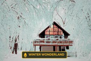 Un paraíso invernal con una casa en la nieve en Heidi's Chalet - Modern Hot Tub Lake Access, en Pocono Lake