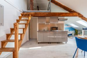 una cocina con escaleras que conducen a un loft en Le Costa Brava - Hyper centre, en Blois 5 fotos más