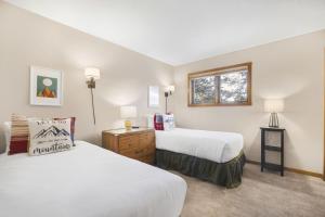 ウィルソンにあるRMR: Yarrow 2322 Condo in The AspensWilsonWYのベッド2台と窓のある寝室