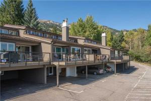 Una casa grande con balcones y estacionamiento. en RMR: Snow Ridge 4 Condo in Teton Village, en Teton Village