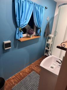 Phòng tắm tại Romantyczny domek marzen z balią pod gwiazdami Golubie,kaszuby,