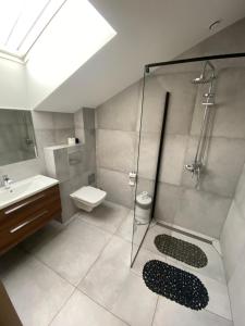 Un baño de Port Jeziorki Pokoje