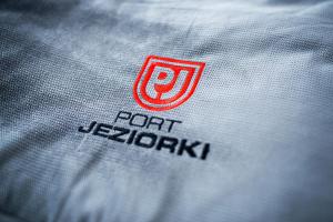 Un certificado, premio, letrero u otro documento en Port Jeziorki Pokoje