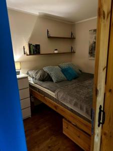 Giường trong phòng chung tại Romantyczny domek marzen z balią pod gwiazdami Golubie,kaszuby,