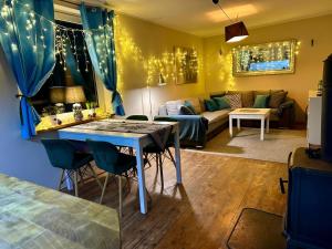 Khu vực ghế ngồi tại Romantyczny domek marzen z balią pod gwiazdami Golubie,kaszuby,