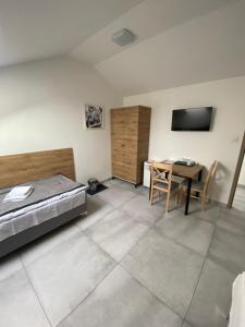 Una cama o camas en una habitación de Port Jeziorki Pokoje