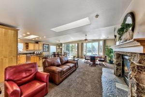 Una sala de estar con muebles de cuero y chimenea. en 1759 Venice Drive home, en Tahoe Keys