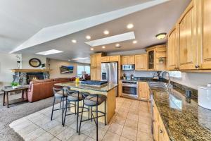 Una cocina con gabinetes de madera y una isla con taburetes de bar. en 1759 Venice Drive home, en Tahoe Keys 28 fotos más