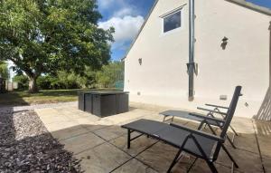 - une table de pique-nique et 2 chaises sur la terrasse dans l'établissement 3 Bedroom Awesome Home In Zutkerque, à Zutkerque