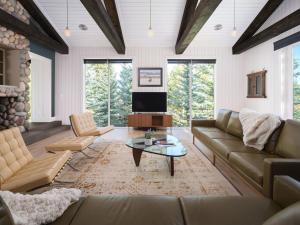 un soggiorno con un divano e una TV di RMR: Montreux House in Teton Village a Teton Village