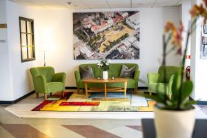 エースレーブにあるHotel Stenssonの緑の椅子とテーブルのある待合室