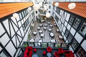 エースレーブにあるHotel Stenssonのパティオ(テーブル、パラソル付)の上から望めます。 +56枚の写真