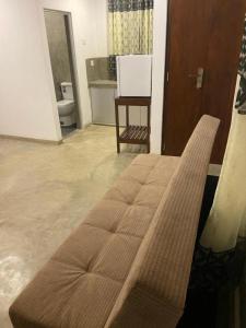 sala de estar con sofá y aseo en The Flora, en Ahangama