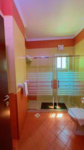 a bathroom with a glass shower and a toilet at فندق المروج كريم AlMorooj Kareem Hotel in Jeddah