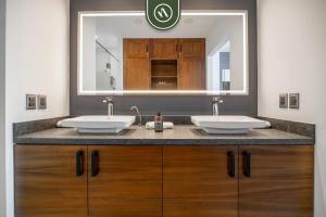 een badkamer met twee wastafels en een grote spiegel bij Luxury 2 BR Condo with Beachview - Rooftop Pool in Puerto Vallarta +33 foto's